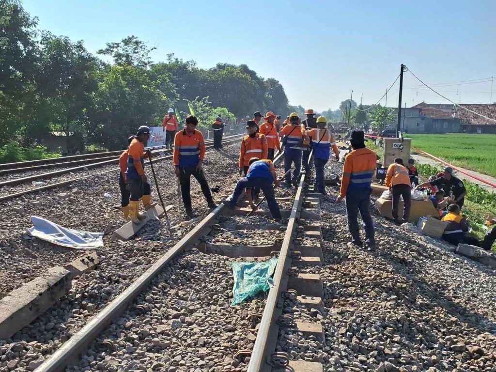 Evakuasi Rampung! KAI Fokus Perbaikan Jalur Usai Anjloknya KA Argo Bromo Anggrek di Stasiun Pegadenbaru 1 Evakuasi Rampung! KAI Fokus Perbaikan Jalur Usai Anjloknya KA Argo Bromo Anggrek di Stasiun Pegadenbaru