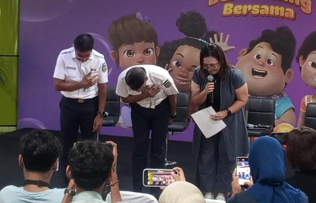 KA Argo Bromo Anjlok, Pemimpin KAI Membungkuk Minta Maaf di Hadapan Publik 