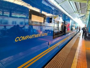 PT Kereta Api Indonesia (Persero) mencatat lonjakan signifikan pada layanan Kereta Suite Class Compartment, segmen tertinggi untuk penumpang yang mengutamakan kenyamanan dan eksklusivitas. Dari Januari hingga Juli 2025, layanan ini melayani 20.556 pelanggan, naik 27,76% dibanding periode sama tahun 2024 yang mencatat 16.089 pelanggan. Sepanjang tahun 2024, KA Suite Class Compartment telah melayani total 28.496 pelanggan, menunjukkan tingginya minat masyarakat terhadap pengalaman perjalanan yang mengedepankan kemewahan, privasi, dan pelayanan istimewa. Peningkatan ini menjadi bukti keberhasilan KAI dalam menjawab kebutuhan penumpang premium yang menginginkan perjalanan jarak jauh dengan kualitas layanan terbaik. Saat ini, layanan Suite Class Compartment tersedia pada beberapa KA favorit, antara lain: KA Argo Semeru (Gambir–Surabaya Gubeng PP) KA Bima (Gambir–Surabaya Gubeng PP) KA Argo Anjasmoro (Gambir–Surabaya Pasar Turi PP) KA Argo Bromo Anggrek (Gambir–Surabaya Pasar Turi PP) Jadwal perjalanan dapat diakses secara mudah melalui aplikasi Access by KAI. Diluncurkan pada 10 Oktober 2023, Suite Class Compartment menandai tonggak penting bagi KAI dalam menghadirkan layanan kereta dengan standar premium. Setiap kabin dilengkapi pintu geser untuk privasi penuh, kursi ergonomis yang bisa direbahkan menjadi tempat tidur datar, layar hiburan pribadi, meja lipat multifungsi, serta layanan makanan dan minuman premium yang dihidangkan langsung di kabin. Vice President Public Relations KAI, Anne Purba, menekankan bahwa lonjakan penumpang Suite Class Compartment membuktikan pasar yang kuat untuk layanan eksklusif di Indonesia: “Peningkatan 27,76% pada tujuh bulan pertama 2025 menjadi bukti bahwa layanan ini mendapat respon positif. Pelanggan mengapresiasi kenyamanan, privasi, dan kualitas layanan yang kami hadirkan,” ujar Anne. Anne menambahkan, layanan ini tidak hanya memanjakan pelanggan yang mencari perjalanan premium, tetapi juga memperkuat citra KAI sebagai penyedia transportasi modern yang siap bersaing di segmen kelas atas: KA Suite Class Compartment, Layanan Premium KAI, Catat Pertumbuhan Pesat