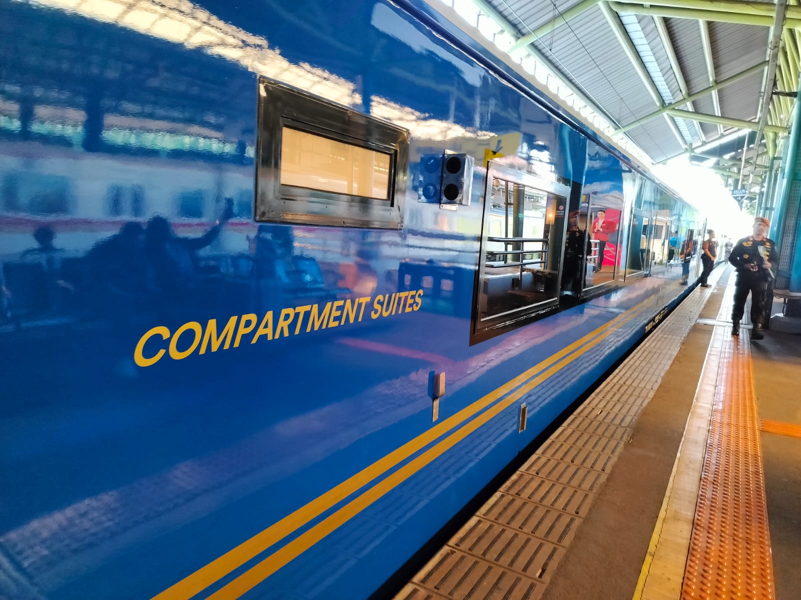 PT Kereta Api Indonesia (Persero) mencatat lonjakan signifikan pada layanan Kereta Suite Class Compartment, segmen tertinggi untuk penumpang yang mengutamakan kenyamanan dan eksklusivitas. Dari Januari hingga Juli 2025, layanan ini melayani 20.556 pelanggan, naik 27,76% dibanding periode sama tahun 2024 yang mencatat 16.089 pelanggan. Sepanjang tahun 2024, KA Suite Class Compartment telah melayani total 28.496 pelanggan, menunjukkan tingginya minat masyarakat terhadap pengalaman perjalanan yang mengedepankan kemewahan, privasi, dan pelayanan istimewa. Peningkatan ini menjadi bukti keberhasilan KAI dalam menjawab kebutuhan penumpang premium yang menginginkan perjalanan jarak jauh dengan kualitas layanan terbaik. Saat ini, layanan Suite Class Compartment tersedia pada beberapa KA favorit, antara lain: KA Argo Semeru (Gambir–Surabaya Gubeng PP) KA Bima (Gambir–Surabaya Gubeng PP) KA Argo Anjasmoro (Gambir–Surabaya Pasar Turi PP) KA Argo Bromo Anggrek (Gambir–Surabaya Pasar Turi PP) Jadwal perjalanan dapat diakses secara mudah melalui aplikasi Access by KAI. Diluncurkan pada 10 Oktober 2023, Suite Class Compartment menandai tonggak penting bagi KAI dalam menghadirkan layanan kereta dengan standar premium. Setiap kabin dilengkapi pintu geser untuk privasi penuh, kursi ergonomis yang bisa direbahkan menjadi tempat tidur datar, layar hiburan pribadi, meja lipat multifungsi, serta layanan makanan dan minuman premium yang dihidangkan langsung di kabin. Vice President Public Relations KAI, Anne Purba, menekankan bahwa lonjakan penumpang Suite Class Compartment membuktikan pasar yang kuat untuk layanan eksklusif di Indonesia: “Peningkatan 27,76% pada tujuh bulan pertama 2025 menjadi bukti bahwa layanan ini mendapat respon positif. Pelanggan mengapresiasi kenyamanan, privasi, dan kualitas layanan yang kami hadirkan,” ujar Anne. Anne menambahkan, layanan ini tidak hanya memanjakan pelanggan yang mencari perjalanan premium, tetapi juga memperkuat citra KAI sebagai penyedia transportasi modern yang siap bersaing di segmen kelas atas: KA Suite Class Compartment, Layanan Premium KAI, Catat Pertumbuhan Pesat