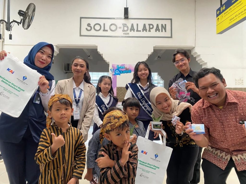 KAI Gelar Kampanye Peduli Lingkungan di Solo Balapan, Seru Ada Eco-Fashion Show hingga Bagi Bibit Tanaman