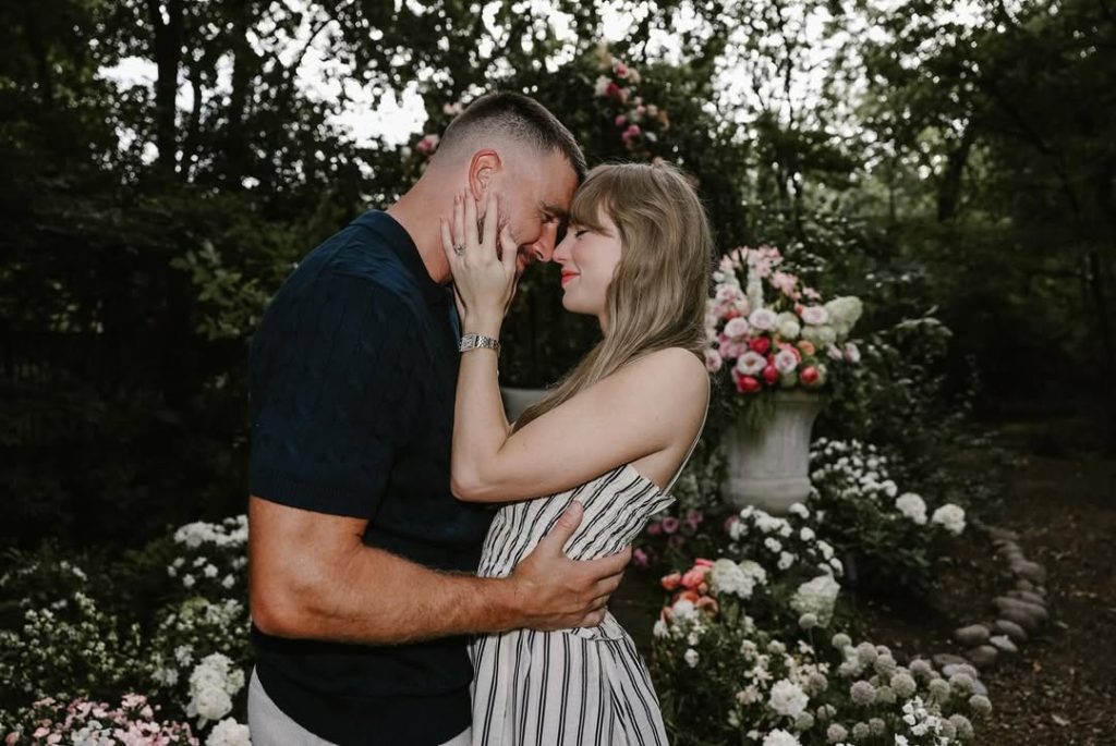 Potret Taylor Swift Dilamar Travis Kelce, Resmi Bertunangan dengan Cincin Berlian Senilai Rp16 Miliar 1 Potret Taylor Swift Dilamar Travis Kelce Resmi Bertunangan dengan Cincin Berlian Senilai Rp16 Miliar