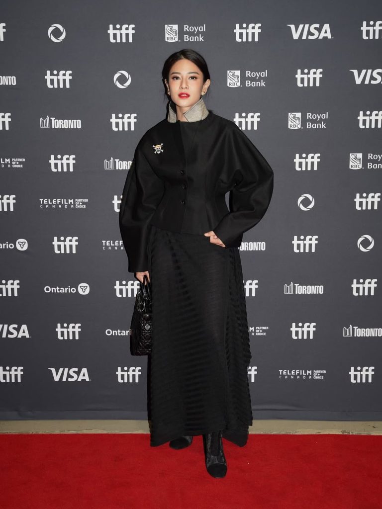 Pesona Dian Sastro Pakai Pin One Piece di TIFF 2025 Bikin Publik Heboh