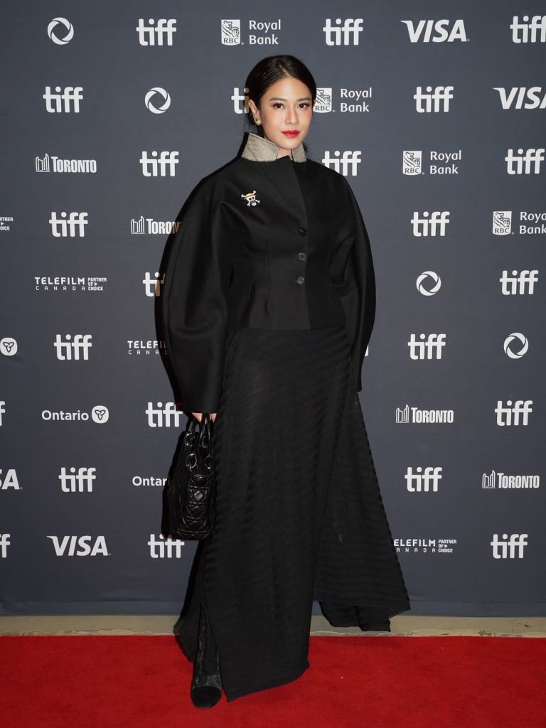 Pesona Dian Sastro Pakai Pin One Piece di TIFF 2025 Bikin Publik Heboh