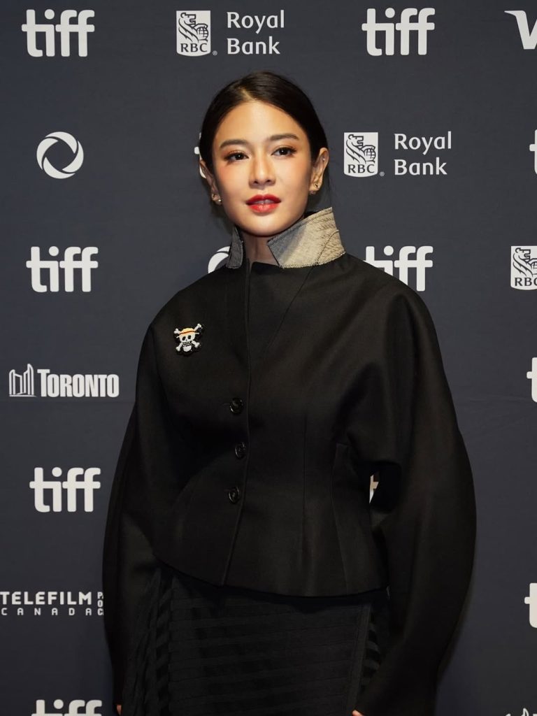 Pesona Dian Sastro Pakai Pin One Piece di TIFF 2025 Bikin Publik Heboh