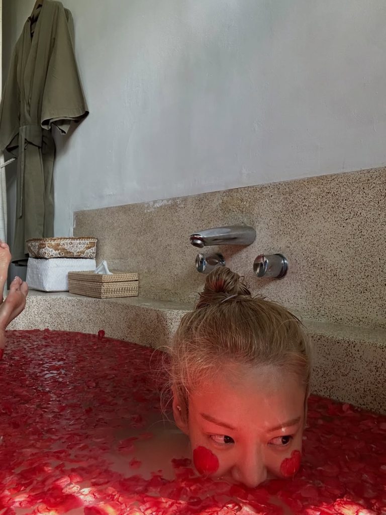 Potret Hyoyeon di Sanur Bali, photo by IG: hyoyeon_x_x