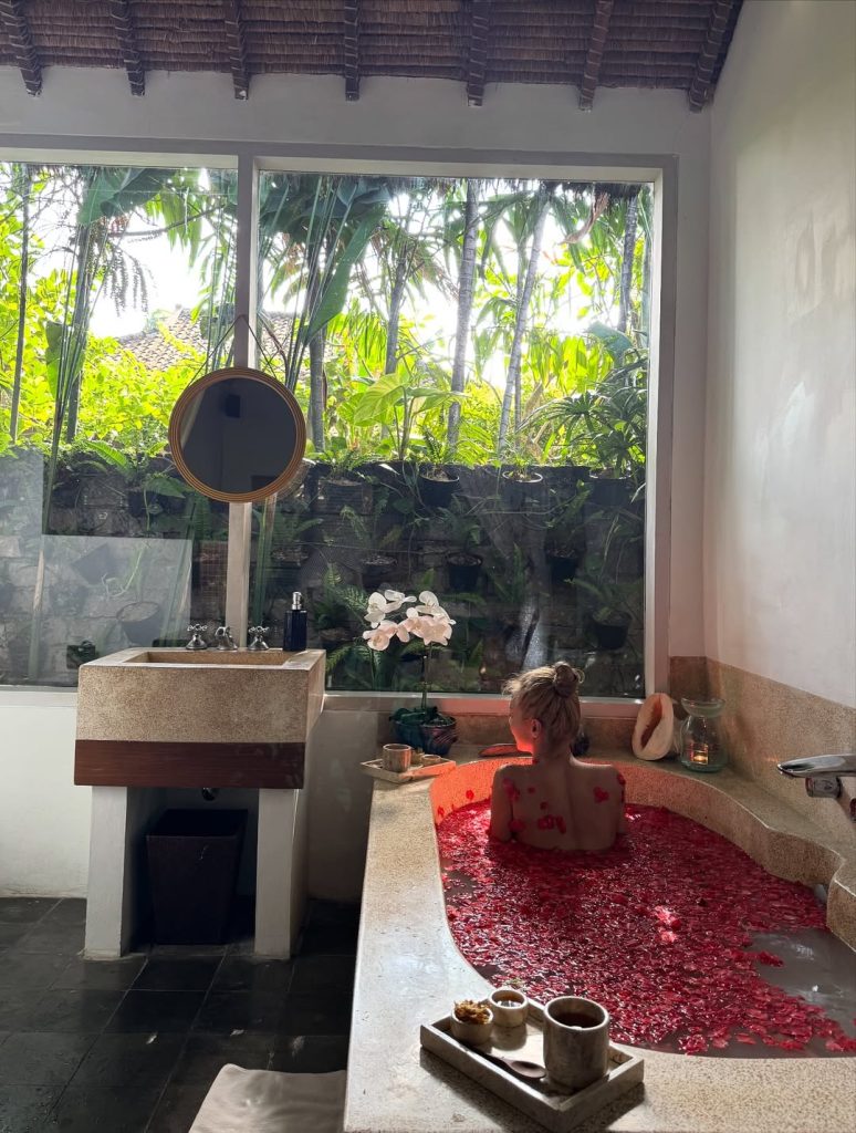 Potret Hyoyeon di Sanur Bali, photo by IG: hyoyeon_x_x