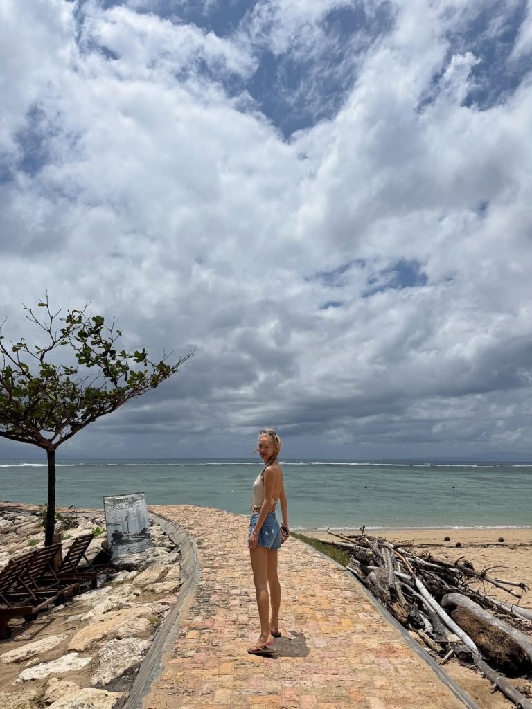 Potret Hyoyeon di Sanur Bali, photo by IG: hyoyeon_x_x