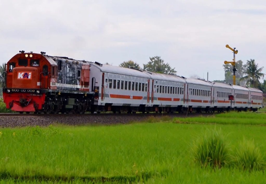 KA Rajabasa, Kereta Terpanjang di Sumatra yang Sajikan Pemandangan dan Cerita Seru!