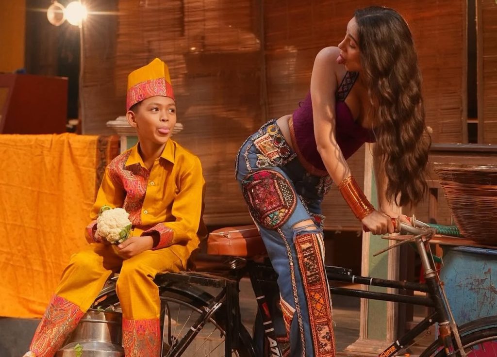 Keren! Rayyan Arkan Dikha, Bocah Riau yang Viral di Pacu Jalur Kini Kolaborasi dengan Artis Bollywood Zahrah S Khan 1 Keren! Rayyan Arkan Dikha, Bocah Riau yang Viral di Pacu Jalur Kini Kolaborasi dengan Artis Bollywood Zahrah S Khan