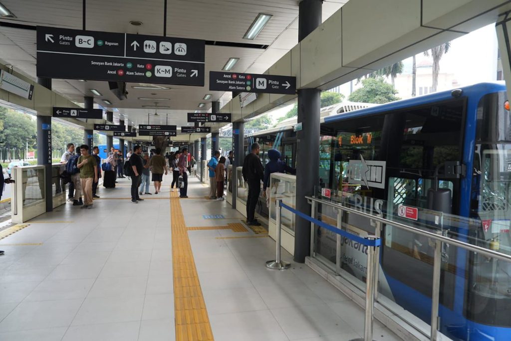 7 Langkah Cara Naik TransJakarta Pertama Kali: Panduan Lengkap Buat Pemula, Anti Bingung! 1 7 Langkah Cara Naik TransJakarta Pertama Kali: Panduan Lengkap Buat Pemula, Anti Bingung!
