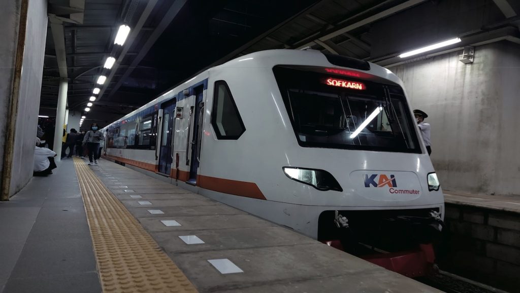 Cara Naik Kereta Bandara dari Manggarai ke Soekarno-Hatta: Jadwal, Harga Tiket, & Cara Beli Terbaru