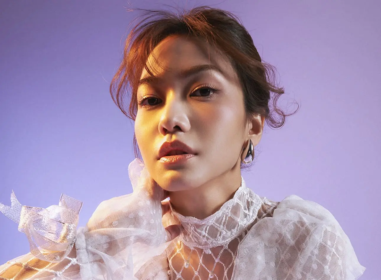 Elma Dae Bawa Nuansa Baru ke Lagu “Terlambat Bertemu” Lewat Remake yang Lebih Playful