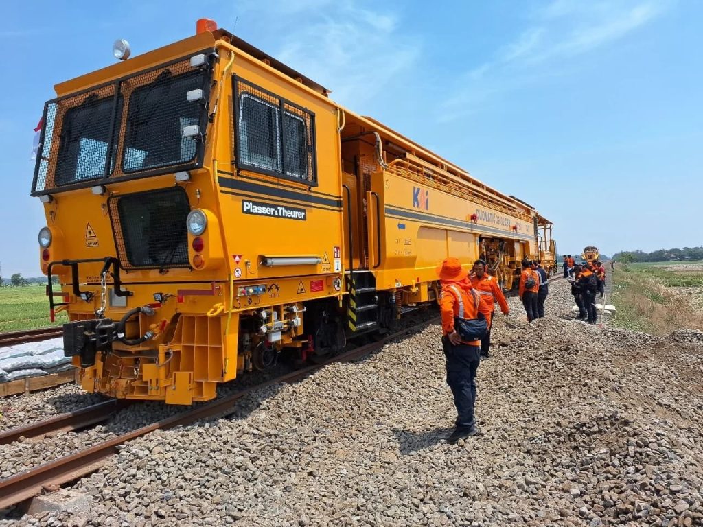 Kesiapan KAI Sambut Libur Natal dan Tahun Baru: Pemeriksaan Jalur hingga Petugas 24 Jam 1 Kesiapan KAI Sambut Libur Natal & Tahun Baru: Pemeriksaan Jalur hingga Petugas 24 Jam