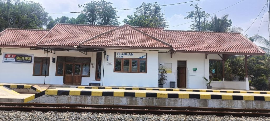 Stasiun Plabuan, Stasiun Unik di Jawa Tengah yang Berbatasan Langsung dengan Laut