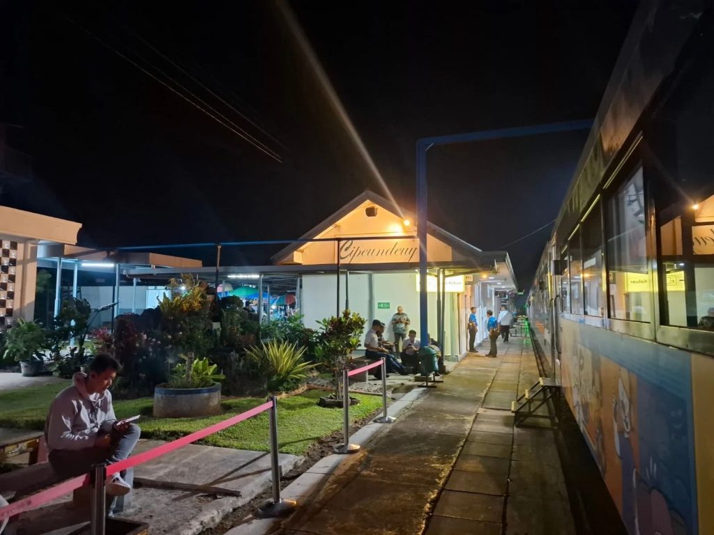 Transit di Stasiun Cipeundeuy Makin Seru, Ada Dodol, Keripik, hingga Kopi Khas Garut