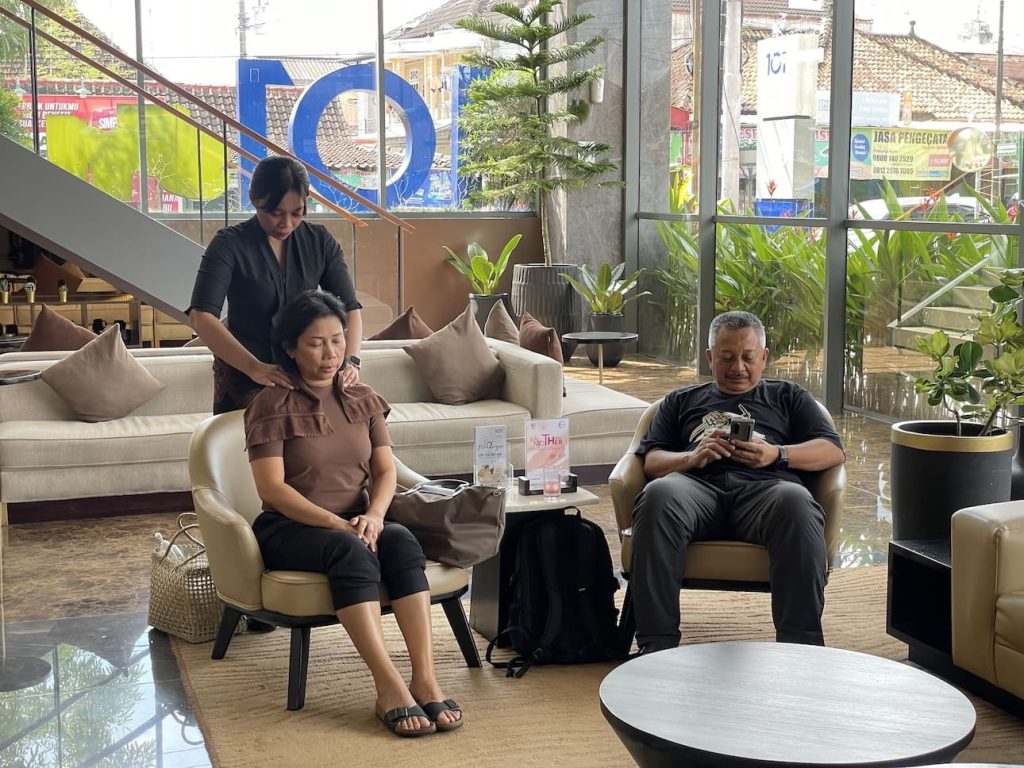 *Pembuatan Listing produk:* dibuat setelah akun jadi
1. Listing Basic harga 175ribu
Semua informasi produk disediakan oleh client
2. Listing Premium harga 320ribu
Optimasi judul, desc SEO-friendly, itinerary, edit photo agar produk lebih perform.Cara Manis 1O1 STYLE Yogyakarta Malioboro Apresiasi Perempuan di Hari Ibu lewat “Thank Her” 