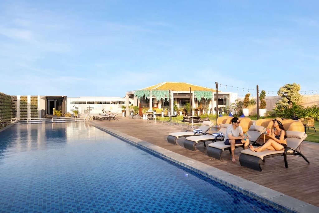 10 Hotel Jogja Dekat Malioboro Ada Kolam Renang: Mencari Jeda di Tengah Riuh Kota, Kolam Renang Novotel Suites Yogyakarta Malioboro