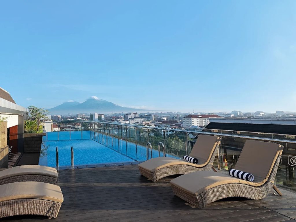 Kolam Renang Royal Malioboro by Aston