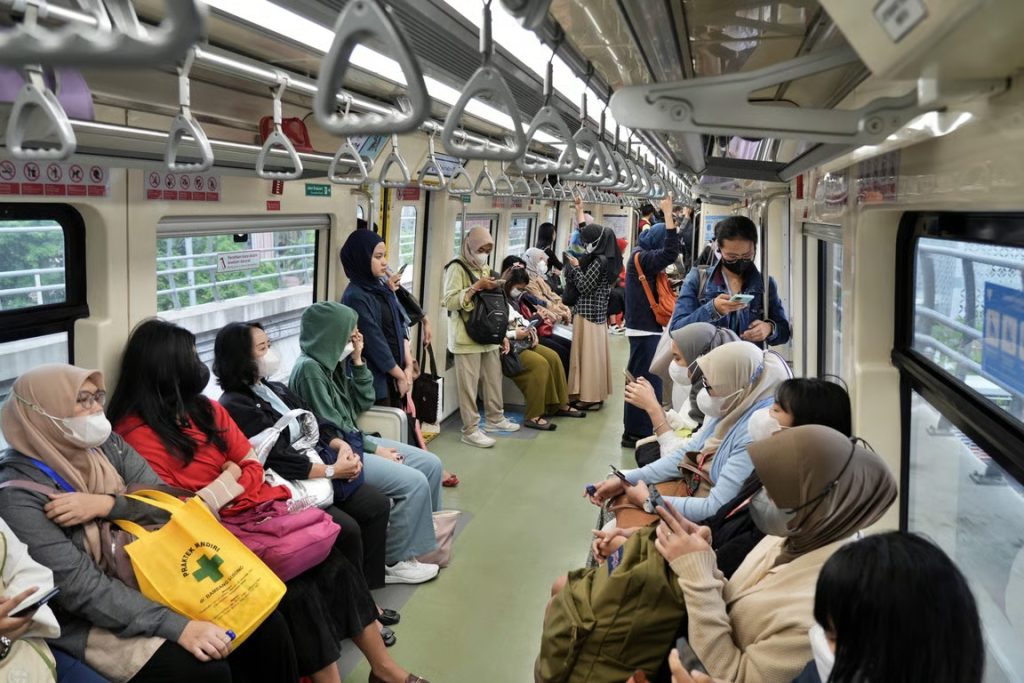 Mau Liburan Naik LRT Jabodebek Simak Tarif Khusus Nataru 20252026