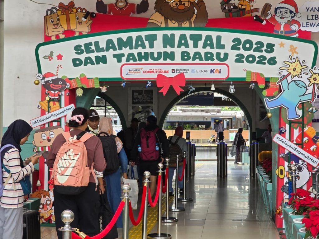 Saat Kereta Api Ikut Merayakan Natal dan Tahun Baru