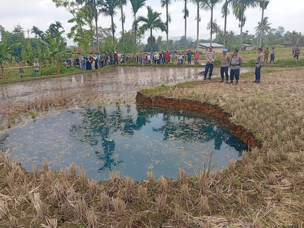 Apa Itu Sinkhole? Fenomena Alam di Balik Lubang Raksasa Biru Sumbar 1 Apa Itu Sinkhole? Fenomena Alam di Balik Lubang Raksasa Biru Sumbar
