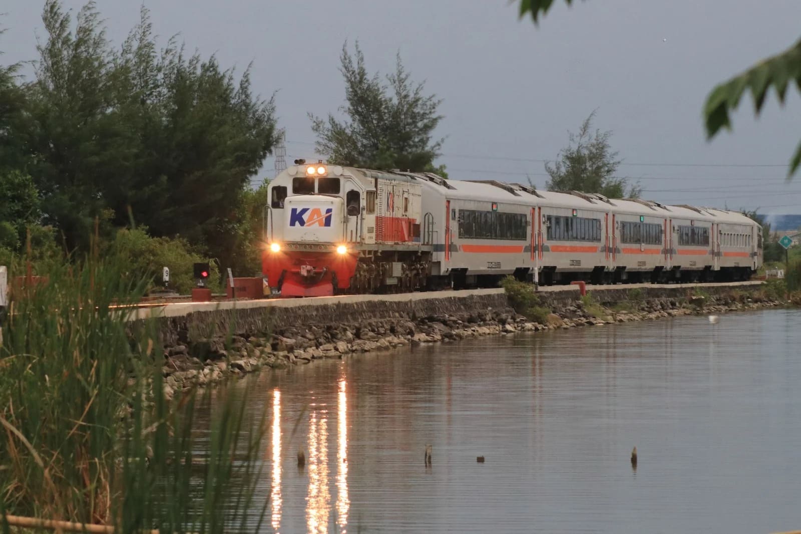 KA Ambarawa Ekspres Jadi Favorit Nataru 2025:2026, Layani 54 Ribu Penumpang di Jalur Utara Jawa