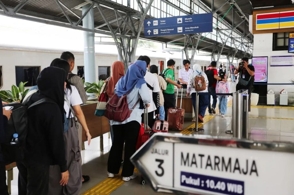 Data Penjualan Tiket Kereta Api Lebaran 2026: Ratusan Ribu Tiket Sudah Terjual 1 Data Penjualan Tiket Kereta Api Lebaran 2026: Ratusan Ribu Tiket Sudah Terjual