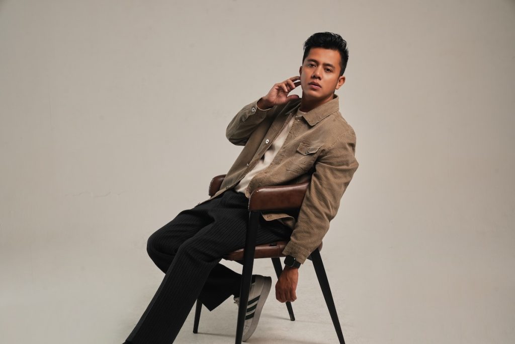 Dari Viral di TikTok ke Spotify, Adiw Curi Perhatian Lewat Lagu “Meski Takkan Selalu Indah”