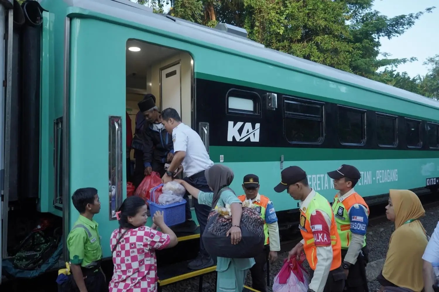 43.780 Orang Sudah Naik Kereta Petani dan Pedagang, Tarifnya Rp3.000
