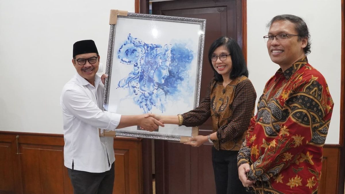 Dari Sebuah Goresan Menjadi Karya Seni, THE 1O1 Yogyakarta Tugu Serahkan “Dewi Kunti Talibrata”