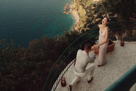 Potret Maarten Paes saat Melamar Luna Bijl di Isola Di Capri, Pemandangannya Indah