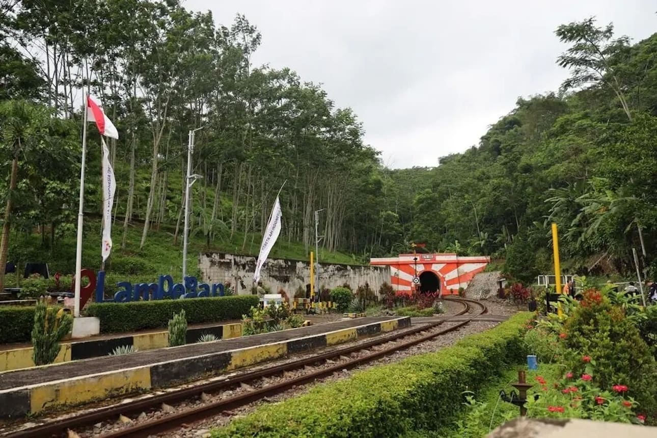 10 Terowongan Kereta Api Tertua di Indonesia, Ada yang Dibangun Sejak 1879 1 10 Terowongan Kereta Api Tertua di Indonesia, Ada yang Dibangun Sejak 1879